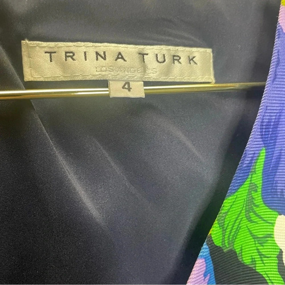 Trina Turk Colorful Bold Dark Floral Ruffled Hem Panel V Neck Shift Dress - Picture 2 of 5